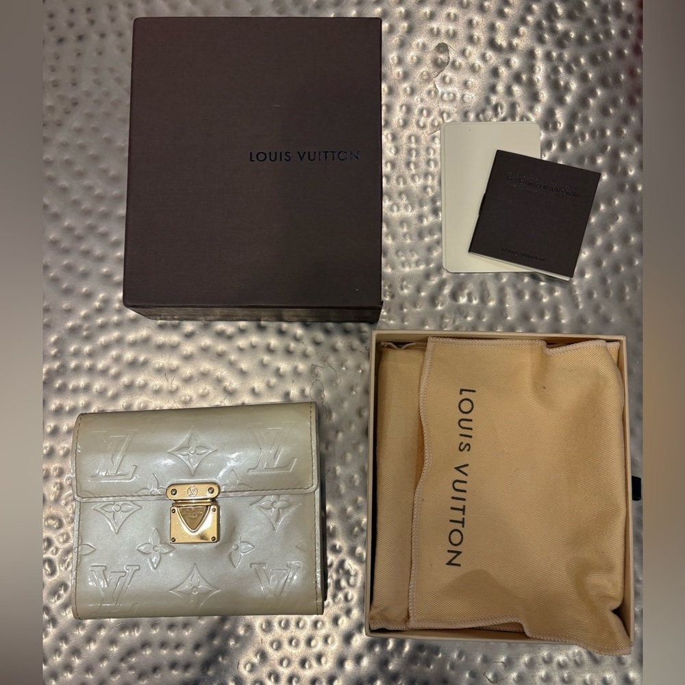 Louis Vuitton Koala Vernis Wallet Perle